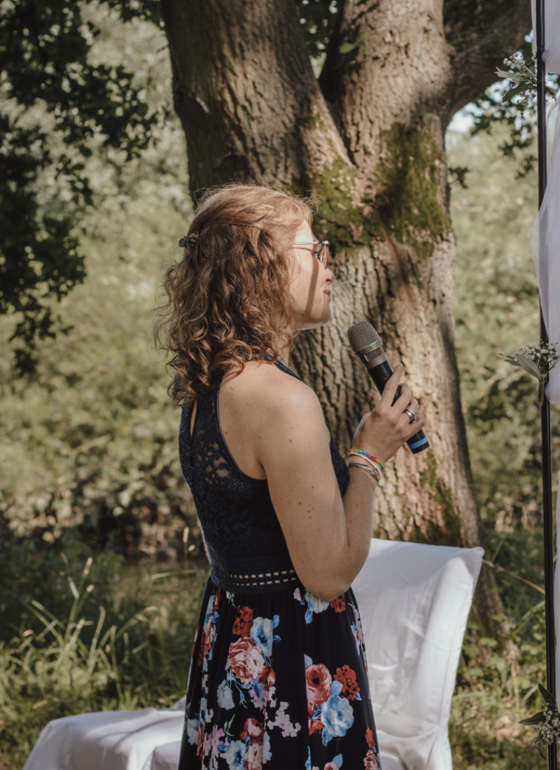 Franziska mit Mikrofon